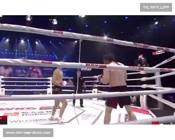 “中国嘴炮”阿合江金华站对阵俄罗斯地面高手萨米尔,站立与地面技术对决。