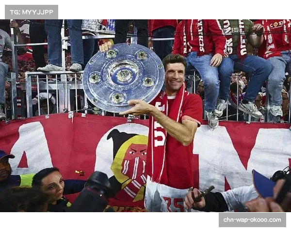 告别？赛后谢场，托马斯-穆勒向安联球场四面看台长时间鼓掌